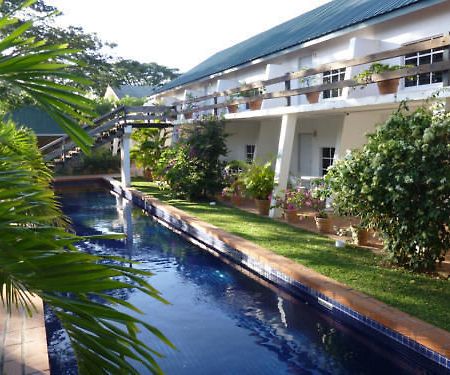 Summerland Suites Bon Accord Village Extérieur photo